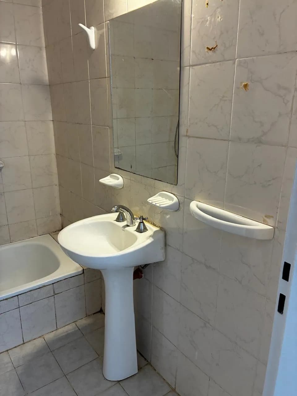 Baño completo con lavamanos de pedestal