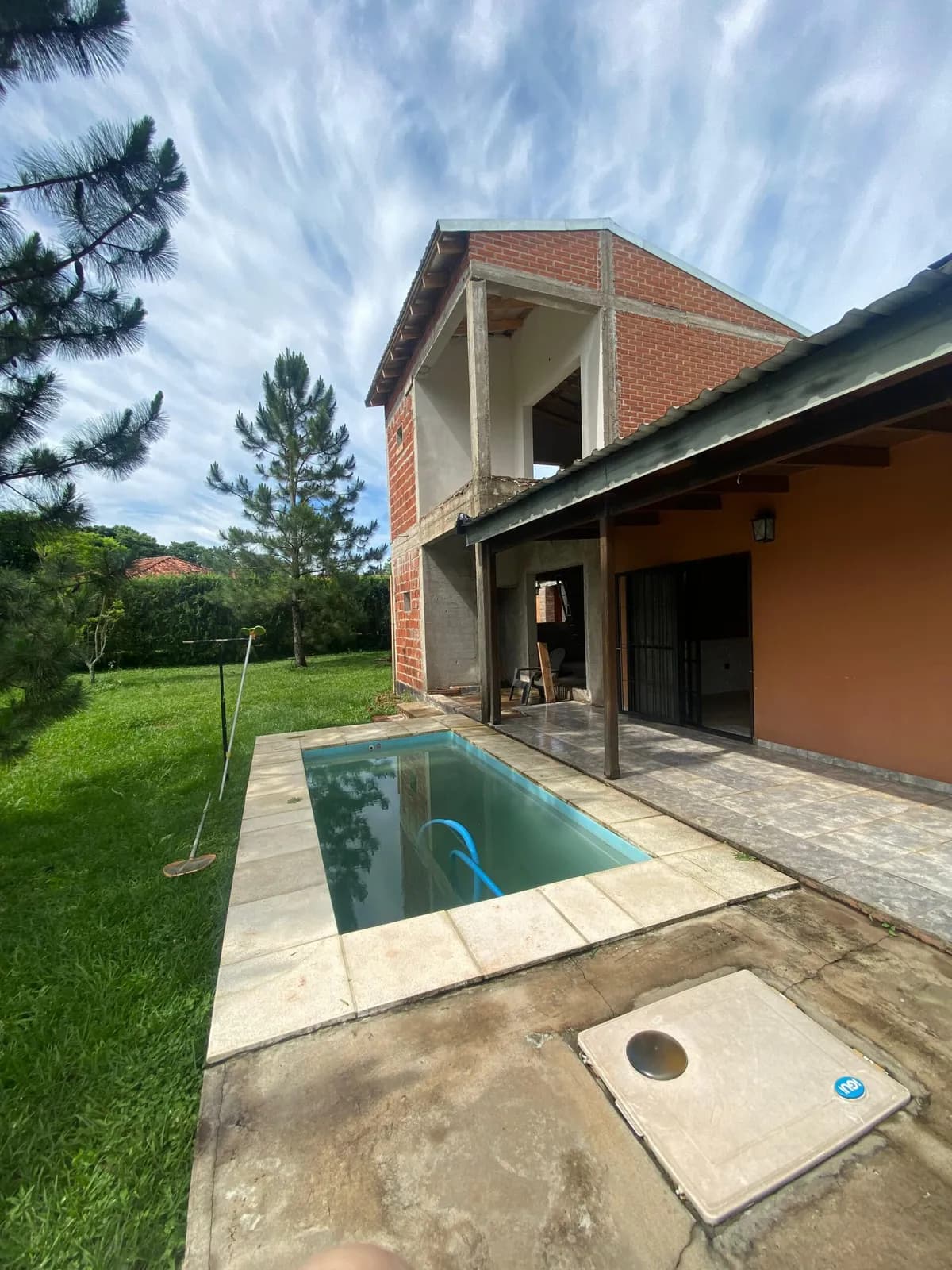 Propiedad en construcción con piscina