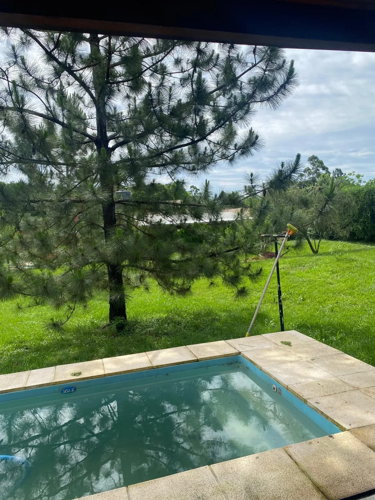 Propiedad con piscina y amplio jardín
