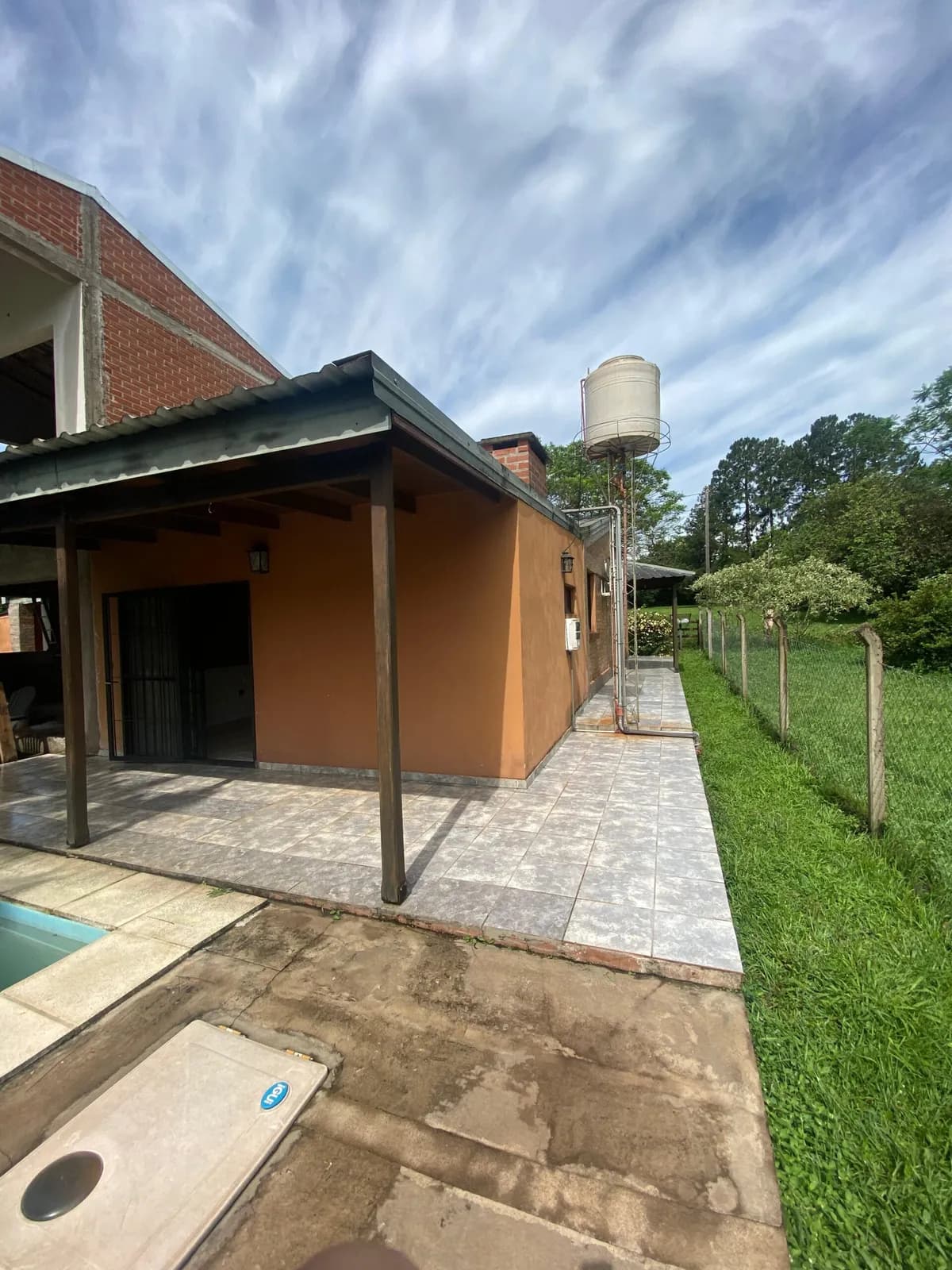 Casa con amplia galería y jardín