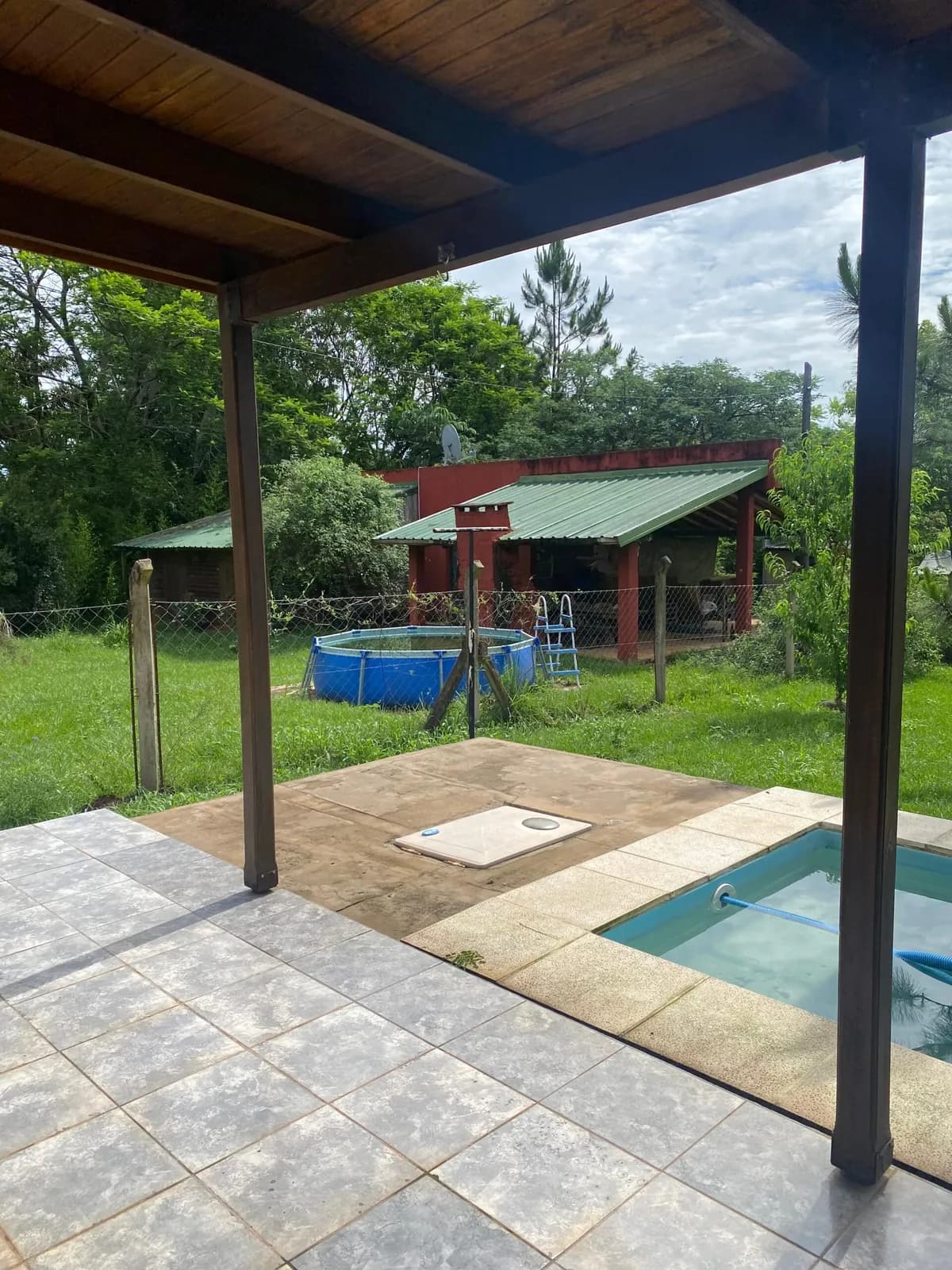 Galería con piscina y jardín