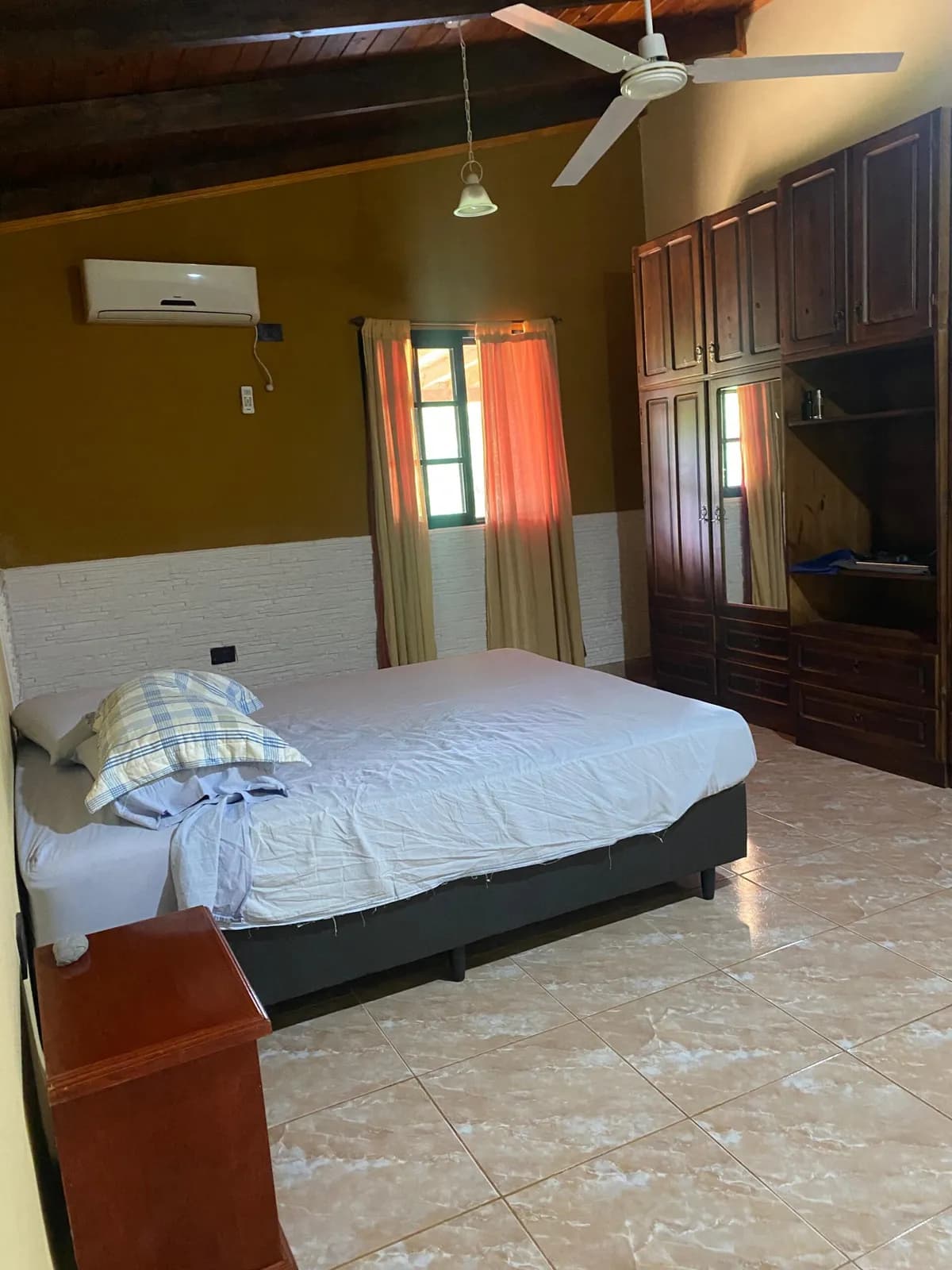 Dormitorio amplio con placard de madera