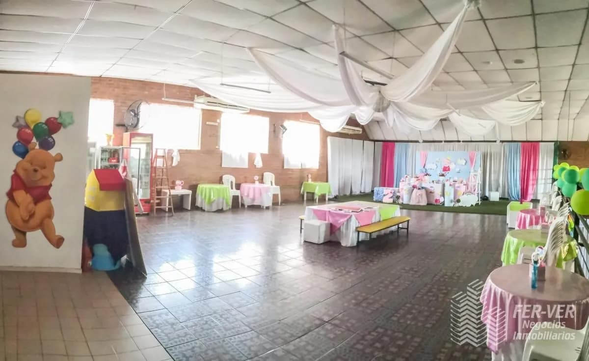 Venta Amplio Local Comercial. Av. Tacuari casi Jaureche