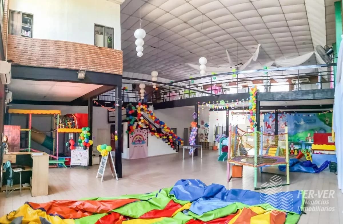 Venta Amplio Local Comercial. Av. Tacuari casi Jaureche