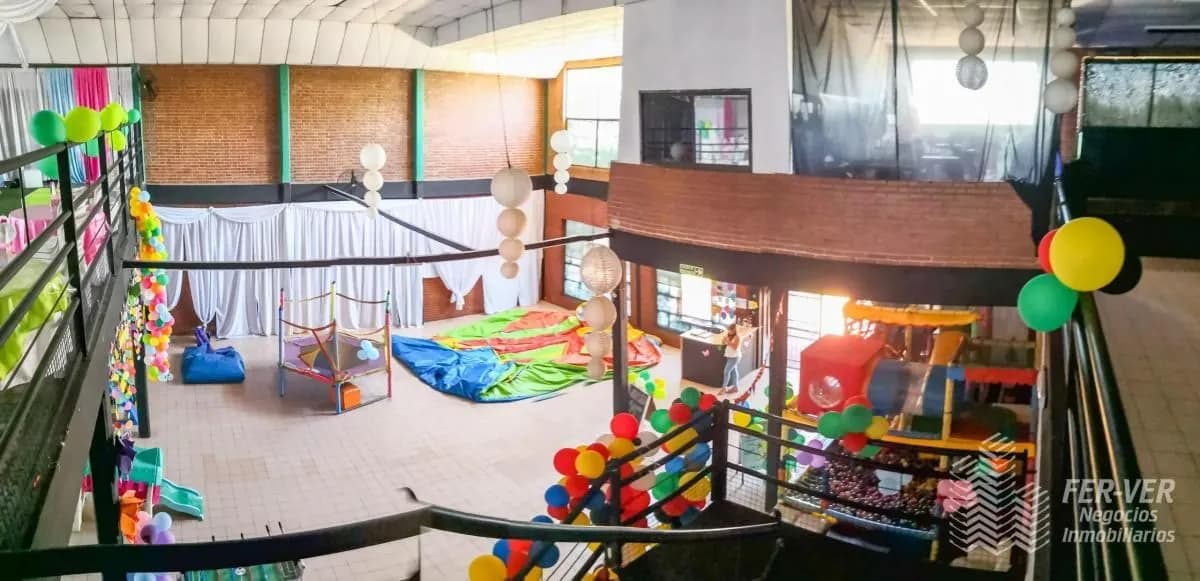 Venta Amplio Local Comercial. Av. Tacuari casi Jaureche