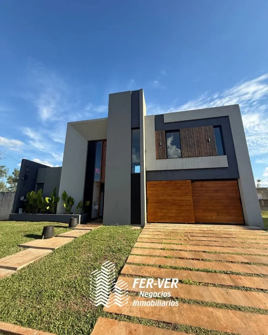 CASA  EN VENTA. 3 DORM. B° PRIVADO PANAMBI