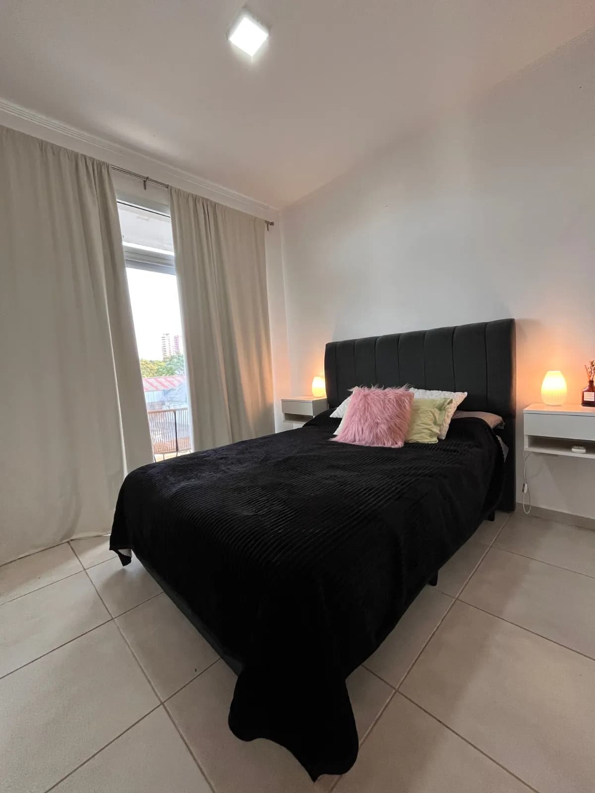 Dormitorio moderno con cama matrimonial