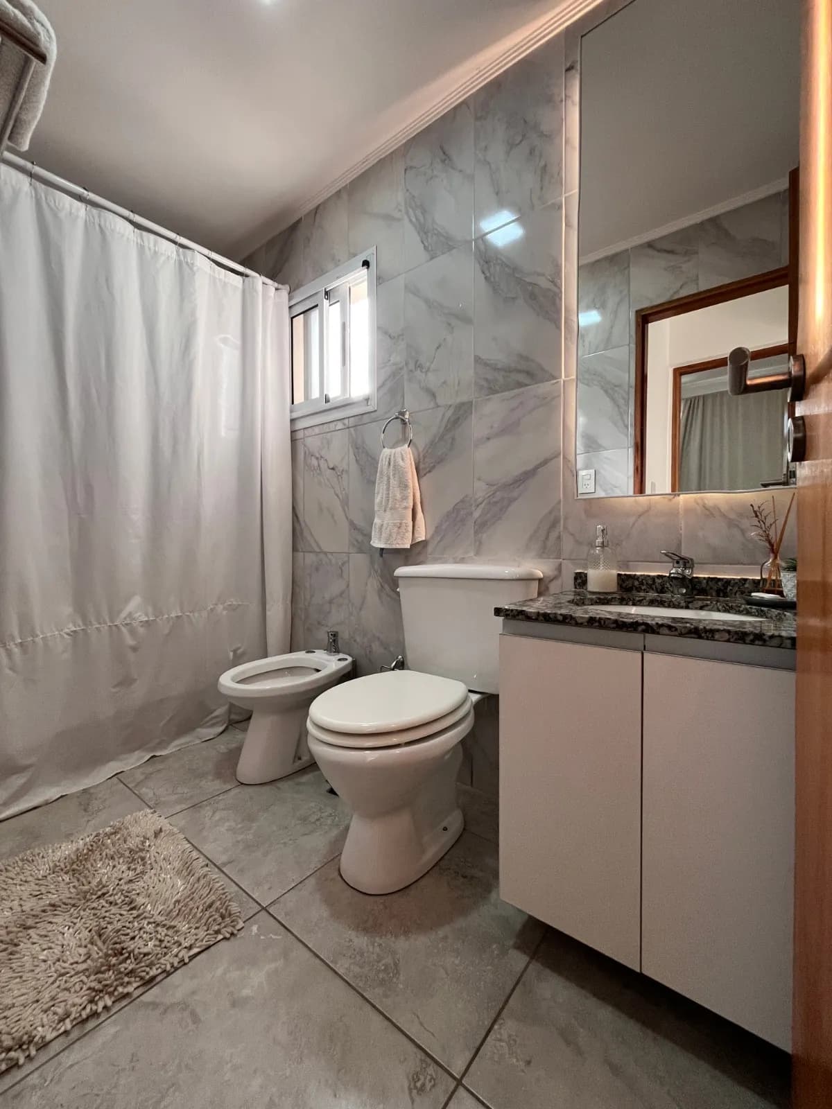 Moderno y luminoso baño completo