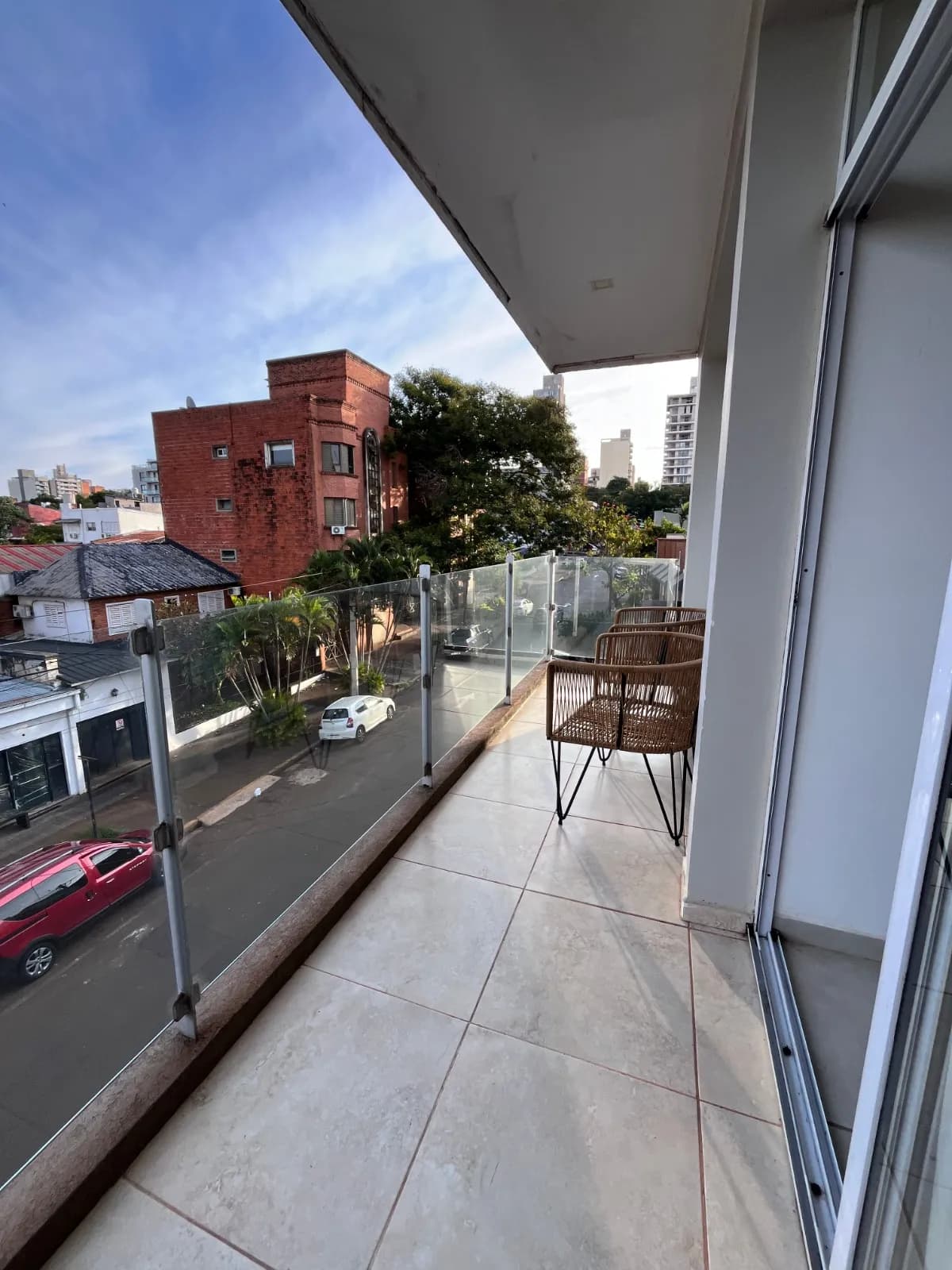Balcón amplio con vista urbana