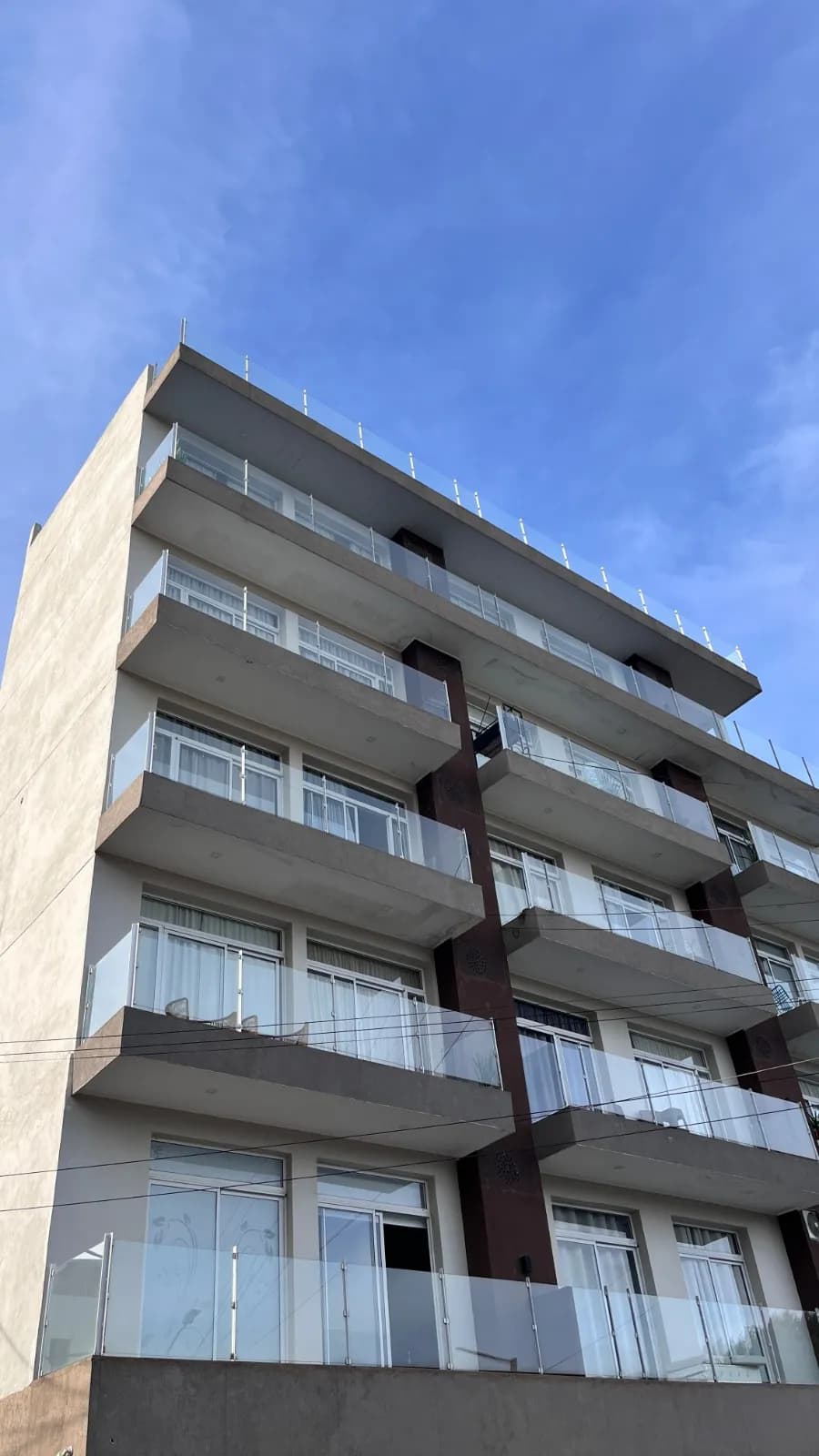 Edificio residencial moderno con balcones