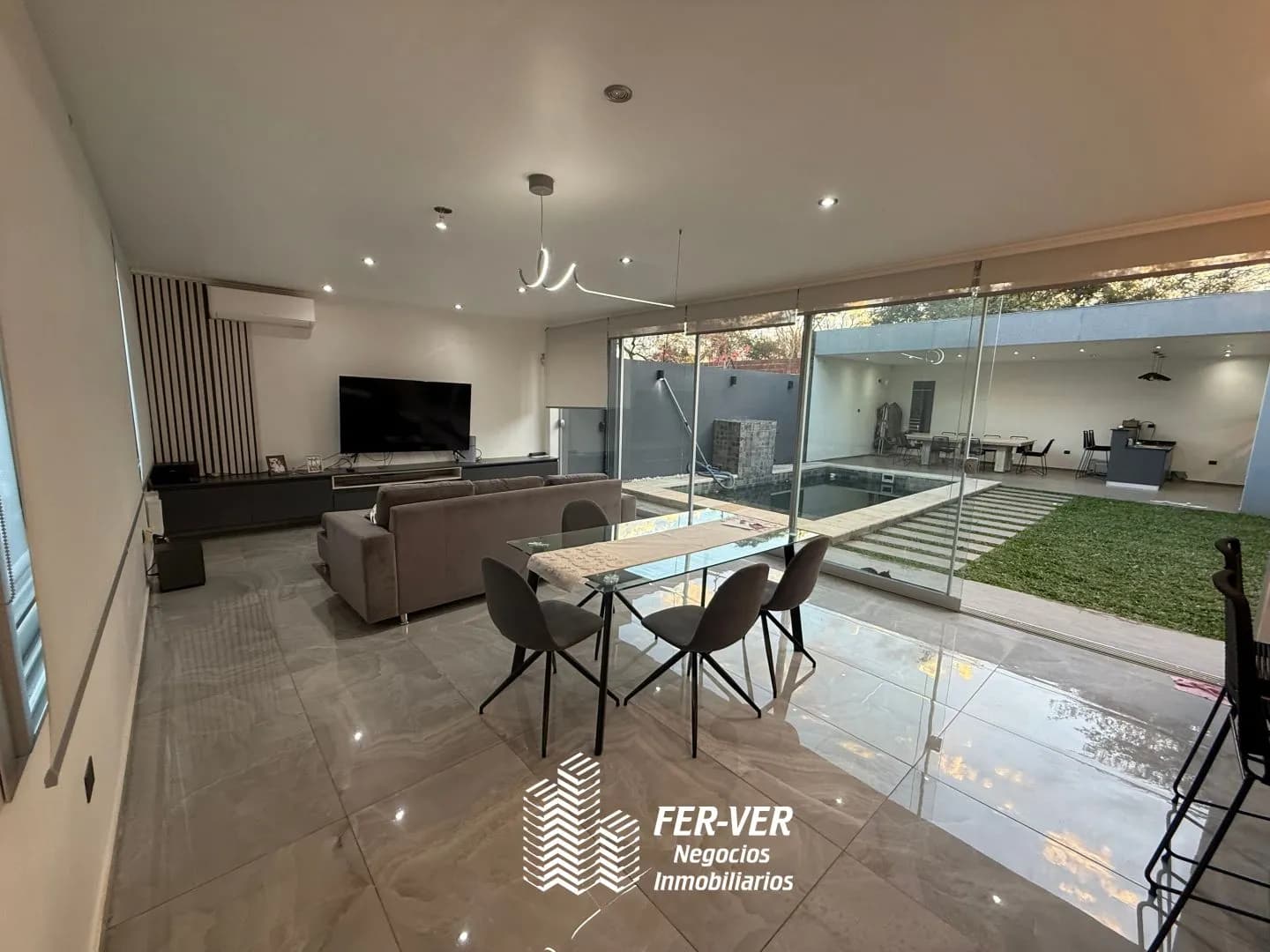 Casa contemporánea con piscina y quincho | Av. Jauretche y Av. Centenario