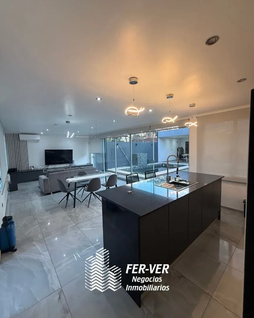 Casa contemporánea con piscina y quincho | Av. Jauretche y Av. Centenario
