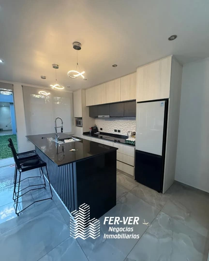 Casa contemporánea con piscina y quincho | Av. Jauretche y Av. Centenario
