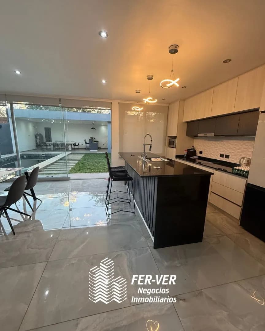 Casa contemporánea con piscina y quincho | Av. Jauretche y Av. Centenario
