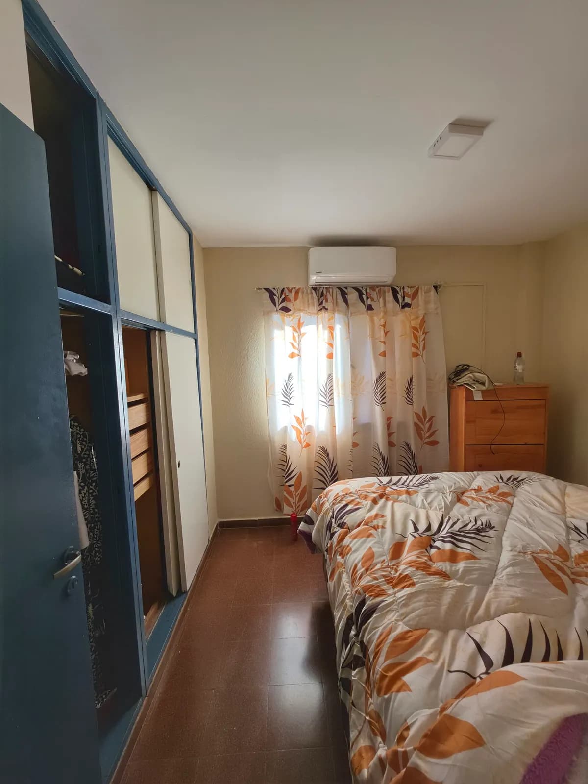 Dormitorio luminoso con placard empotrado
