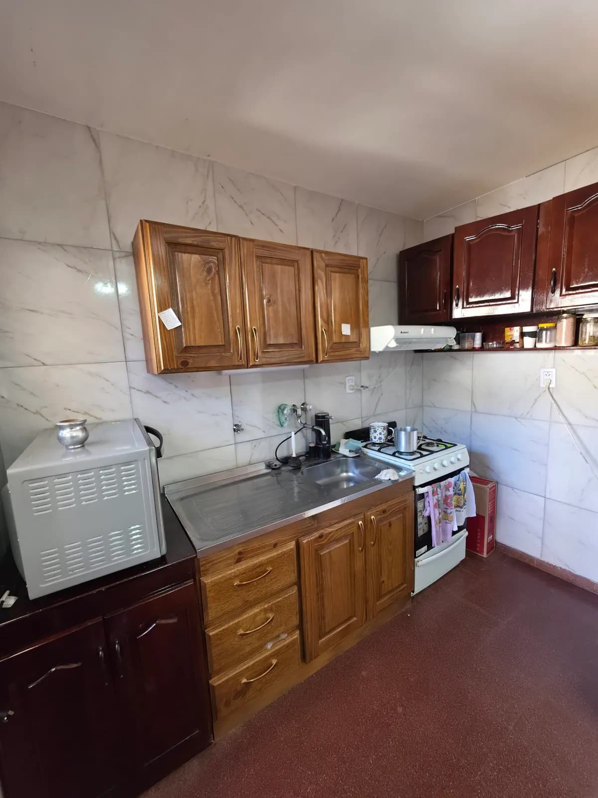 Cocina funcional con muebles de madera
