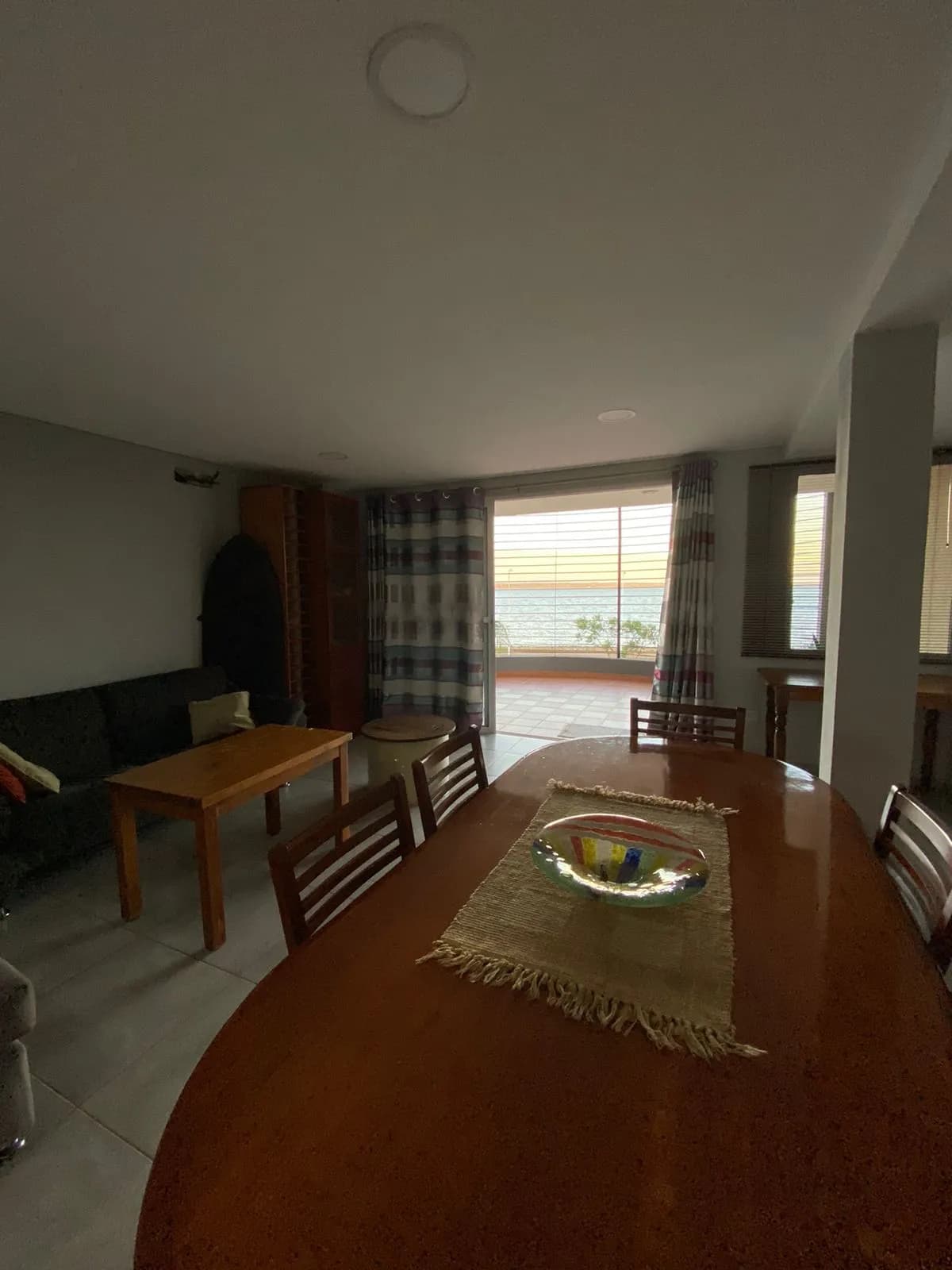 Amplio comedor con vista al mar