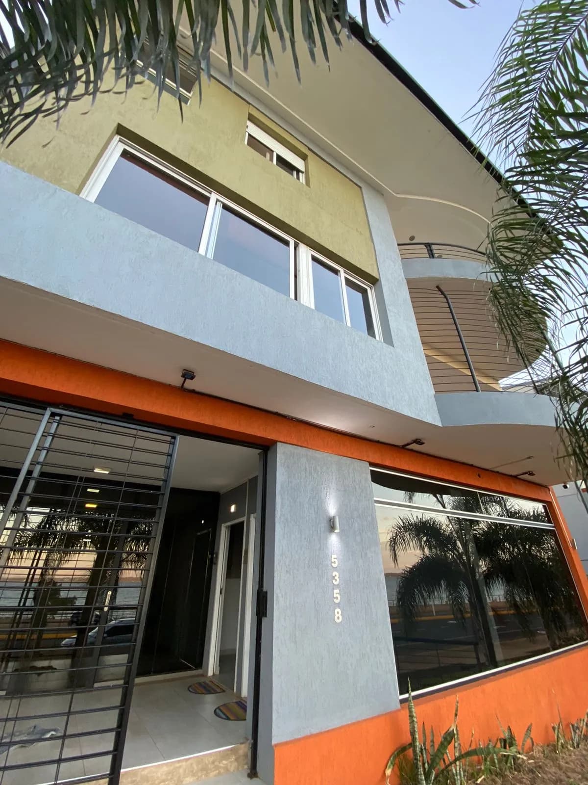 Fachada moderna de propiedad residencial