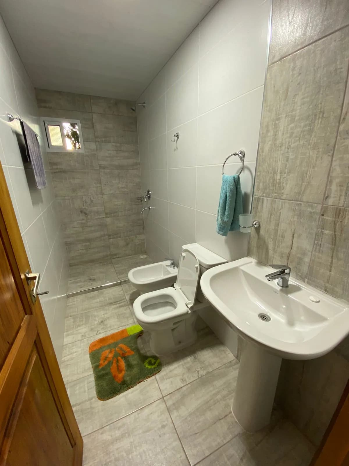 Baño completo con acabados modernos