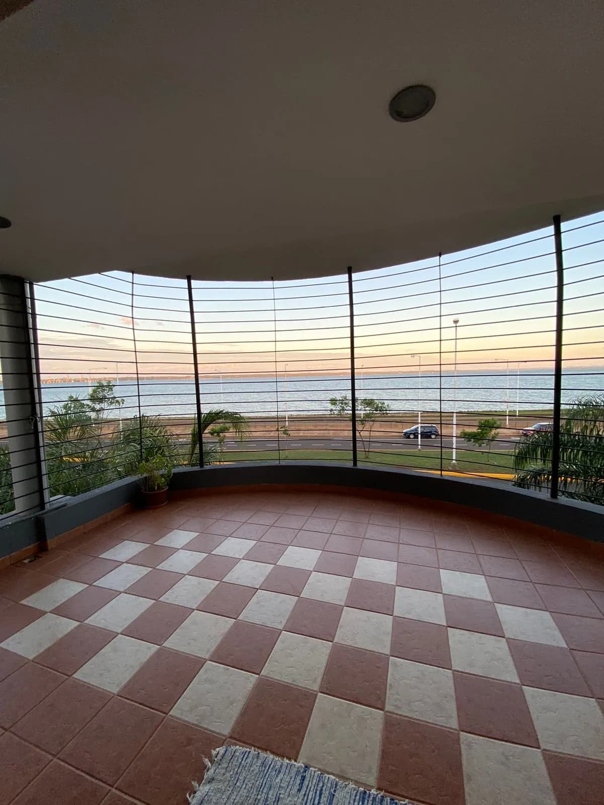 Amplio balcón con vista al río