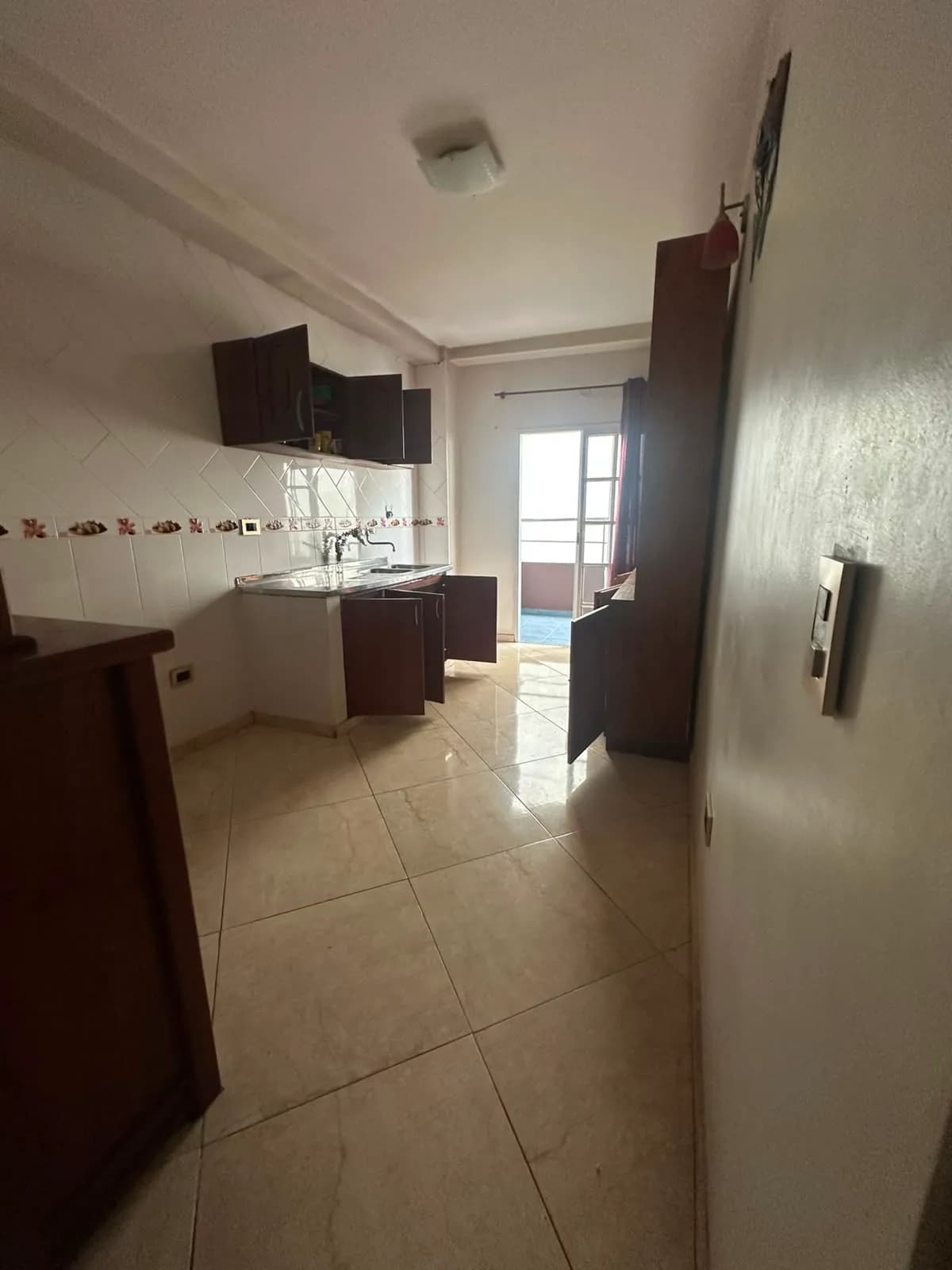 Cocina alargada con salida al balcón