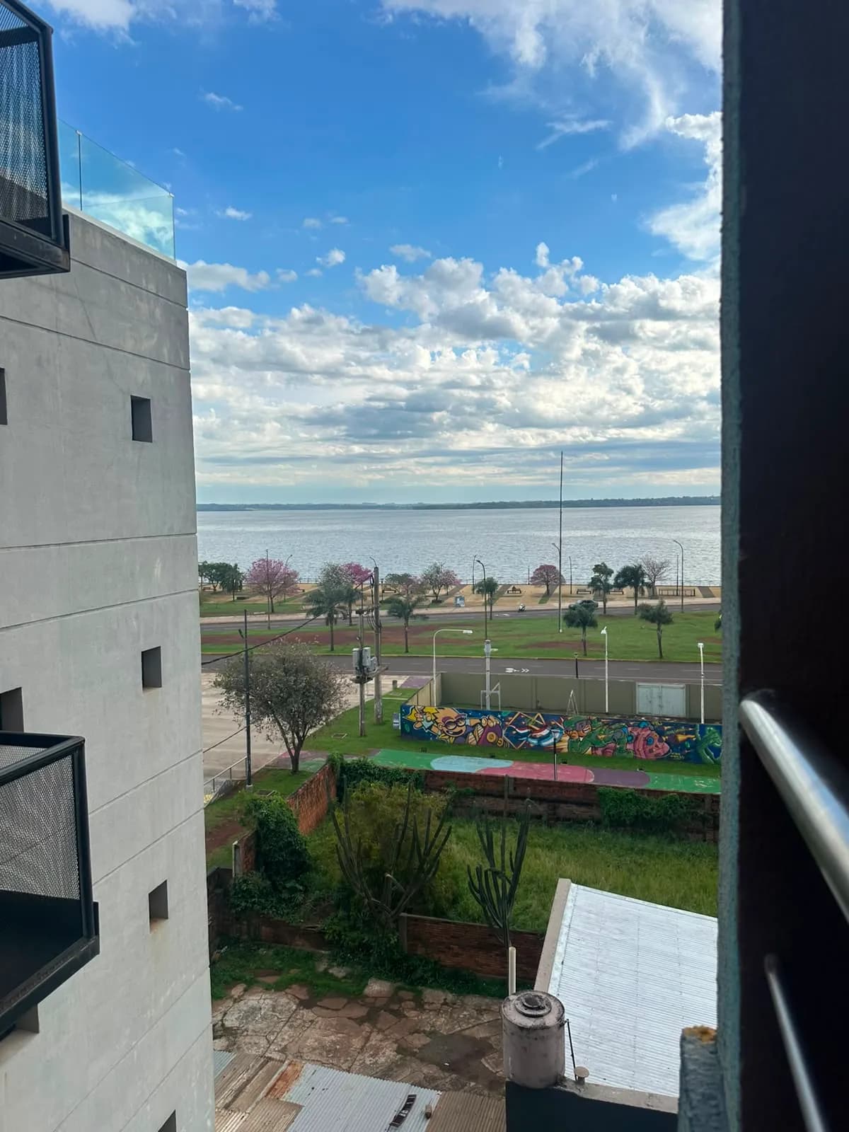 Vista panorámica al río desde balcón