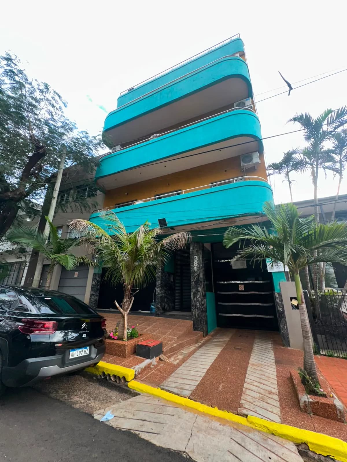 Edificio de departamentos con balcones turquesa