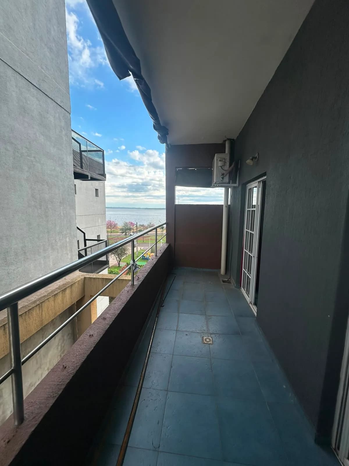 Balcón alargado con vista al río
