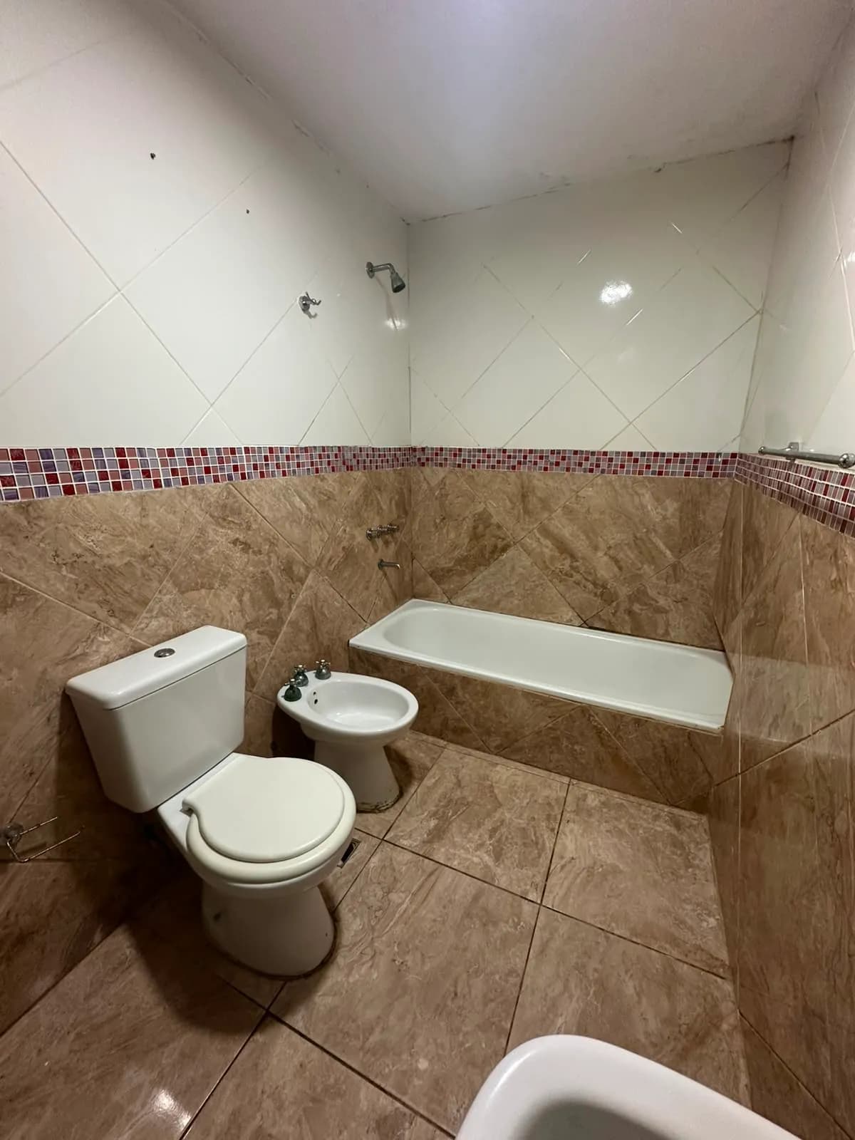 Baño completo con bañera y bidé