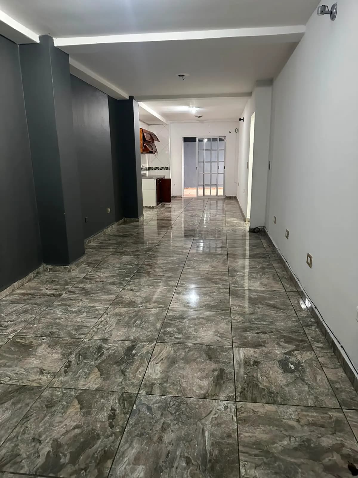 Amplio ambiente moderno con pisos brillantes