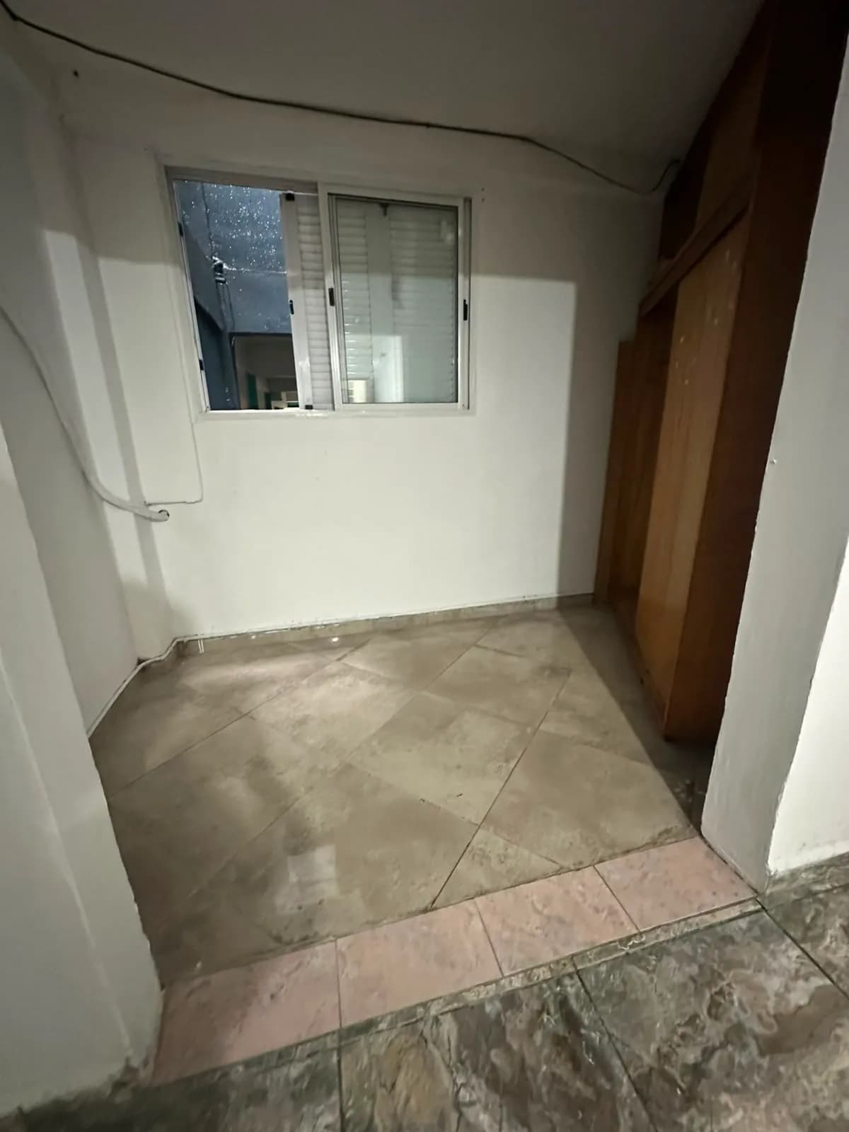 Pequeño ambiente con ventana y placard