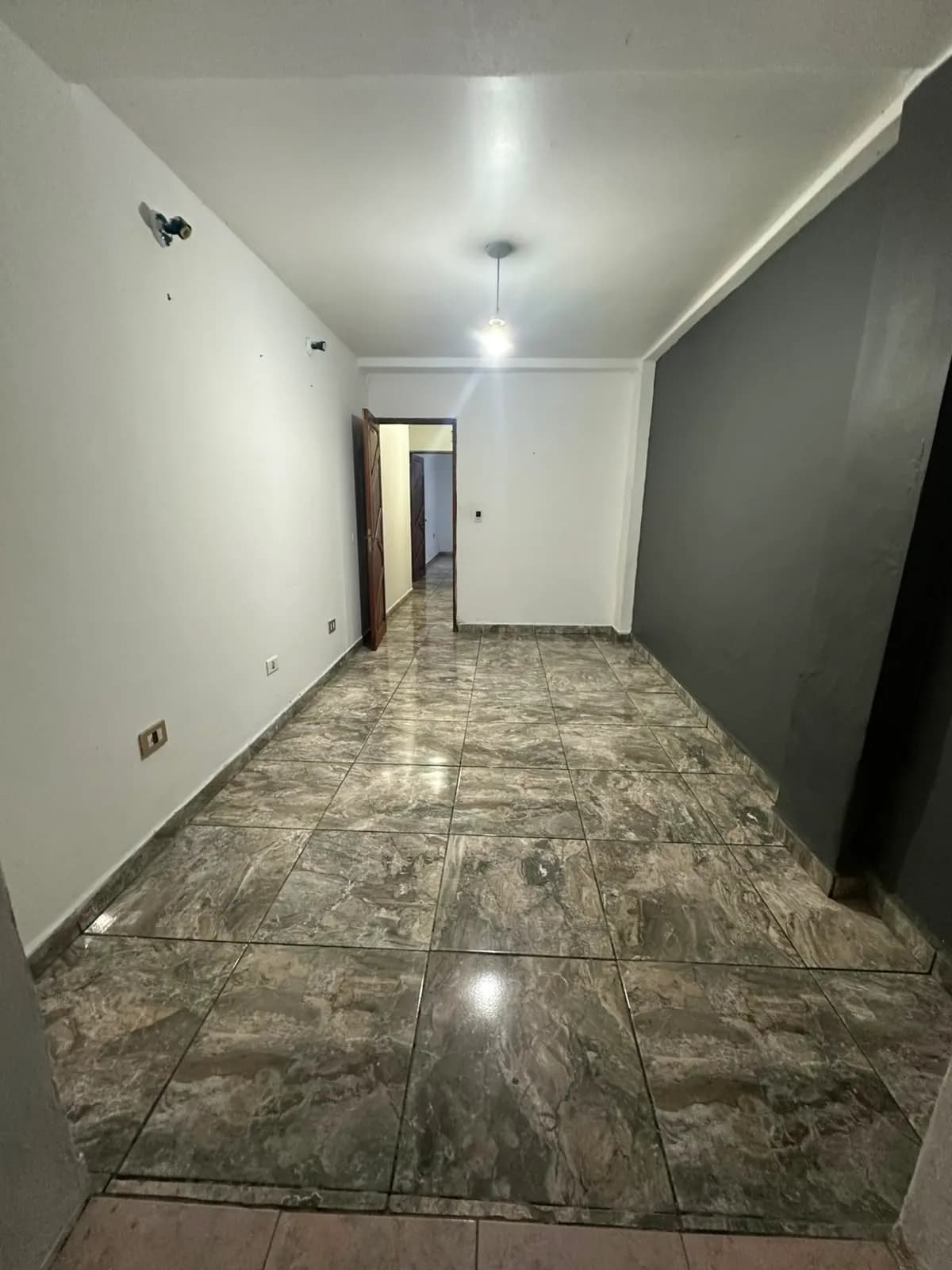 Espacio amplio con piso marmolado