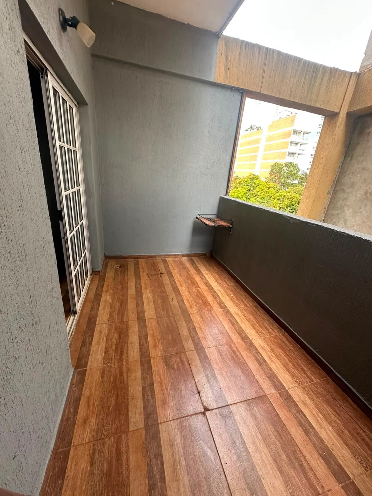 Amplio balcón con piso de madera
