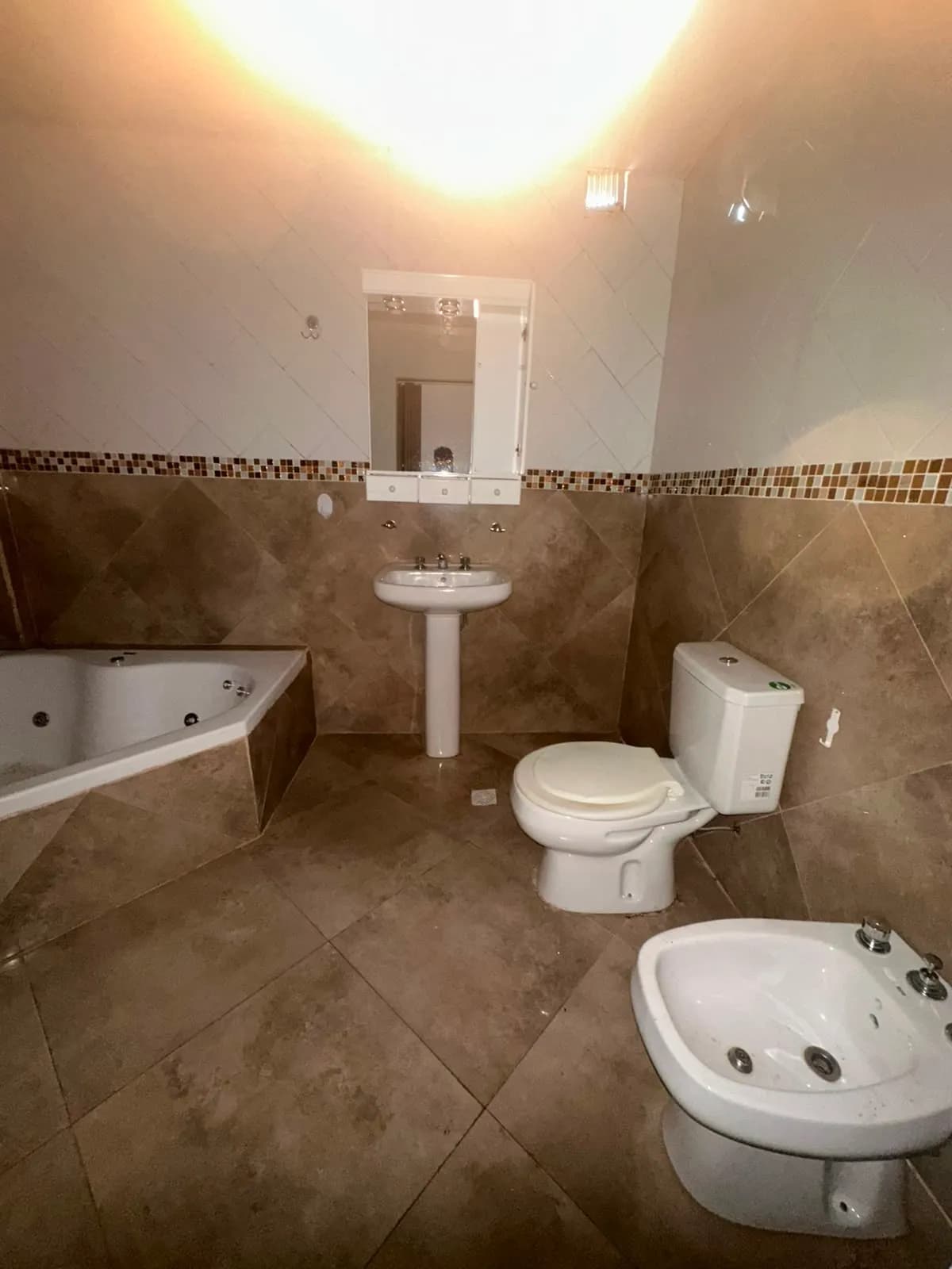 Amplio baño completo con jacuzzi