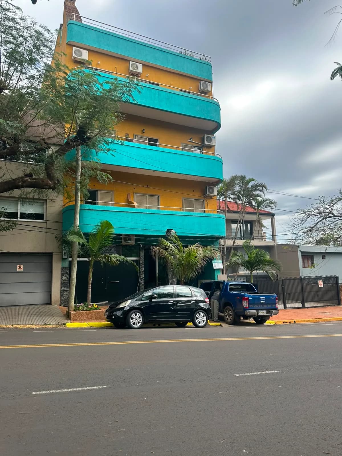 Edificio residencial con balcones turquesa