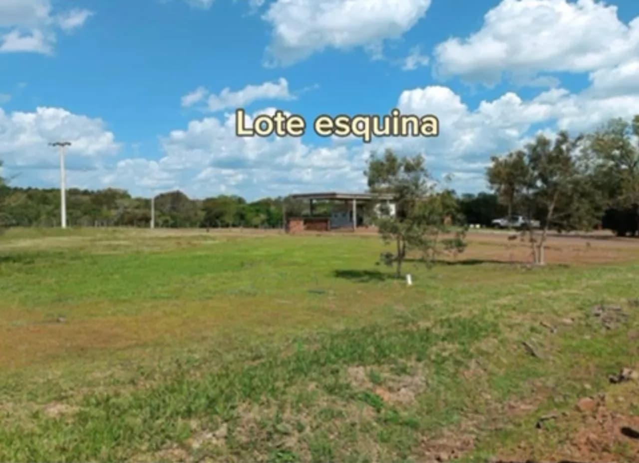 Amplio lote en esquina soleado