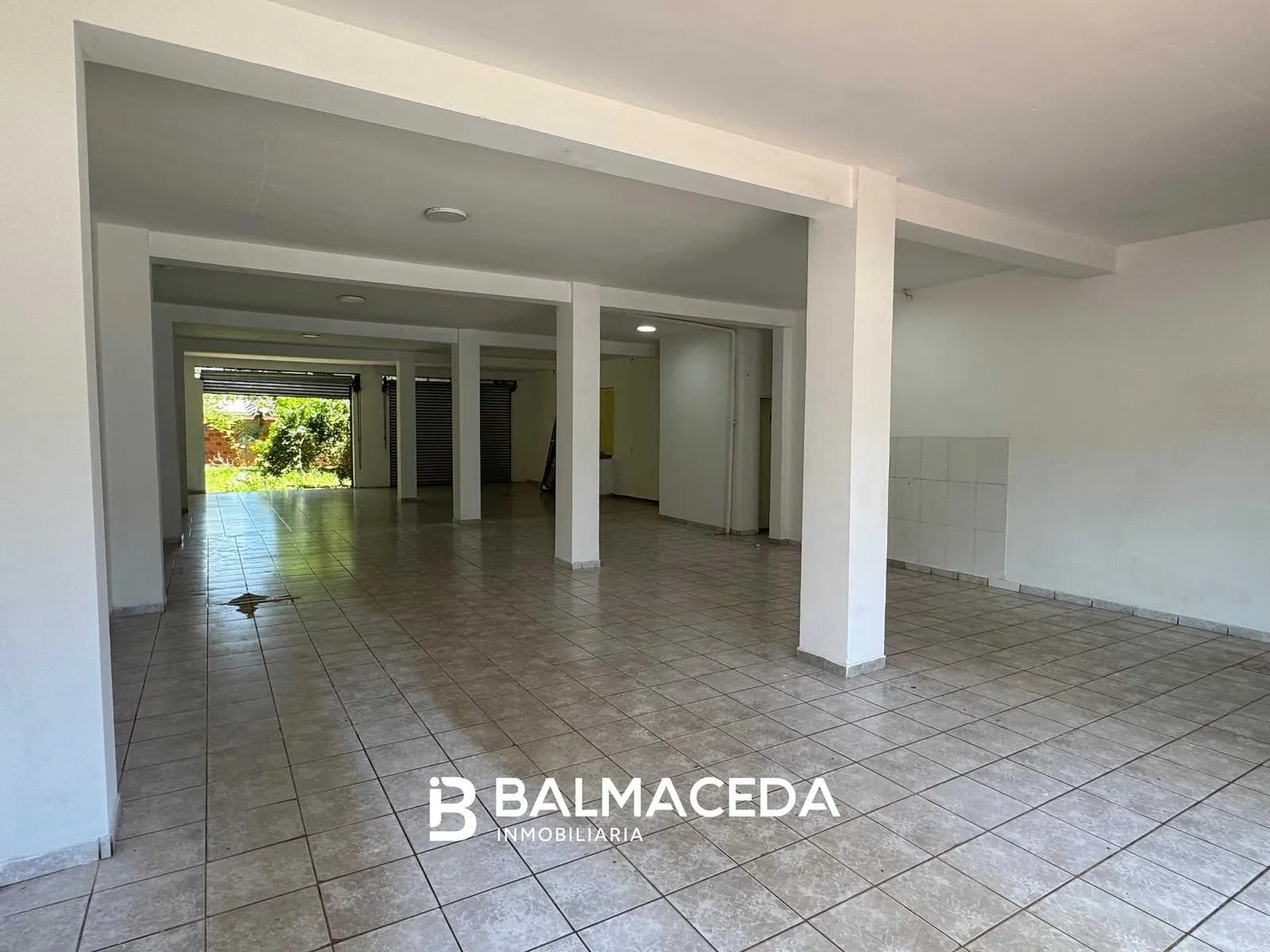 LOCAL COMERCIAL AV. URUGUAY C/ ROTONDA