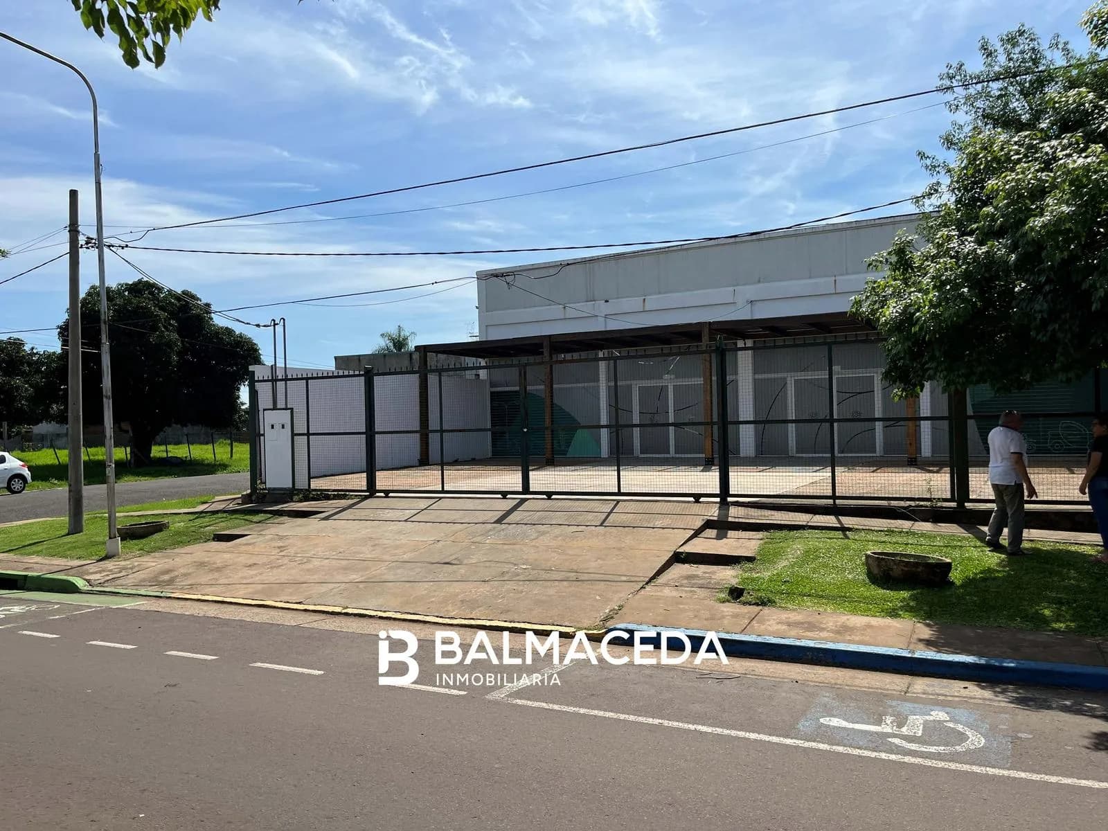 Local en alquiler - Av. Las Heras e/ Martin Fierro y Chacabuco