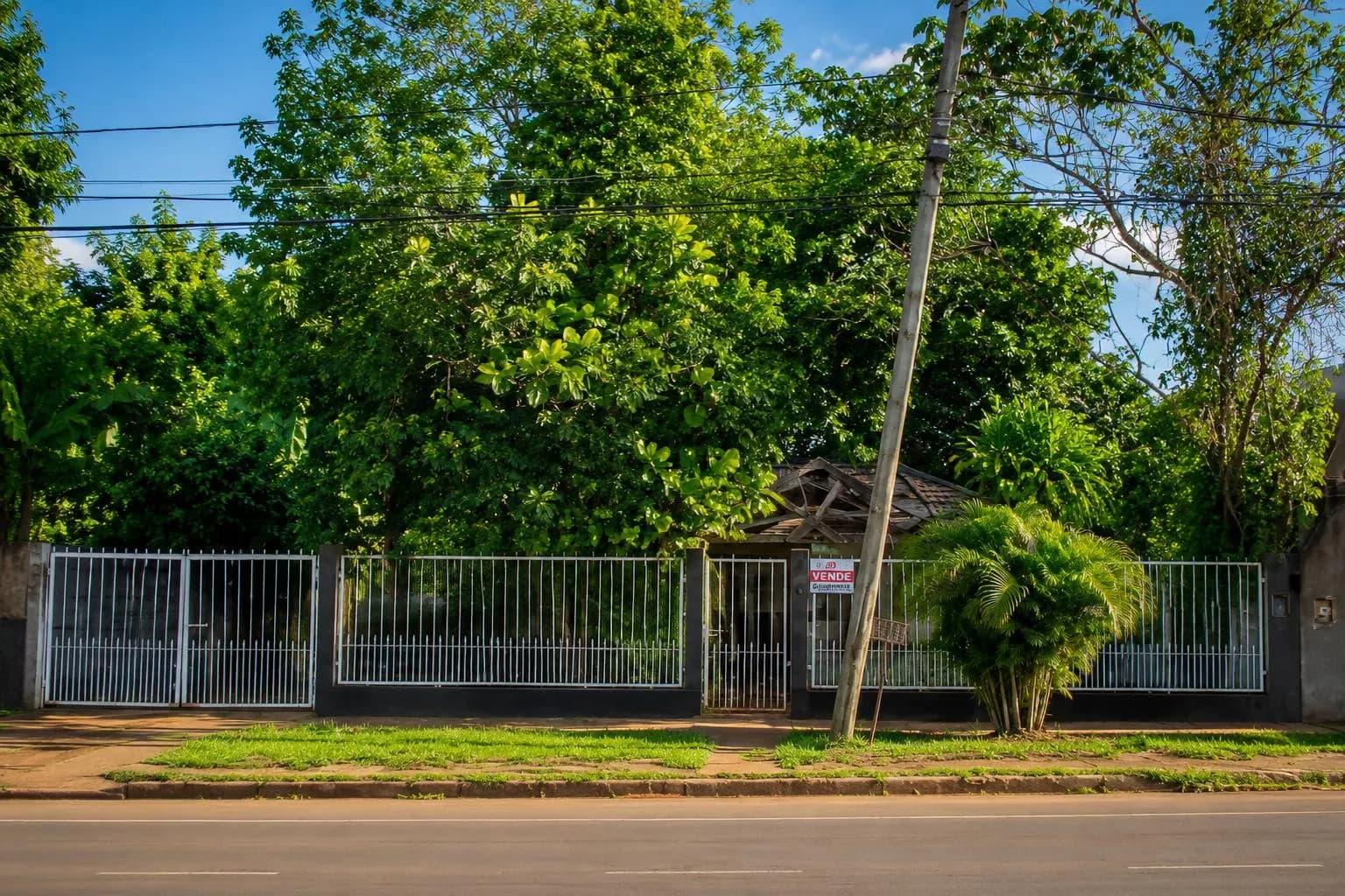 Casa con Amplio Terreno en Av. López y Planes casi Av. San Martín