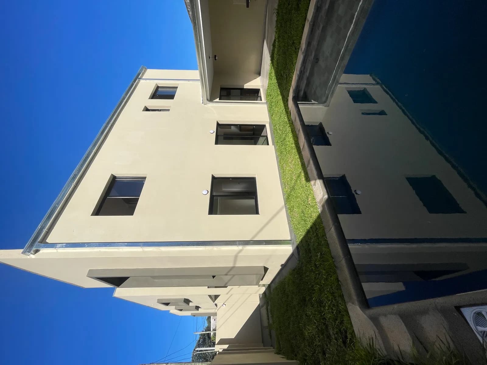 Casa moderna con piscina y jardín