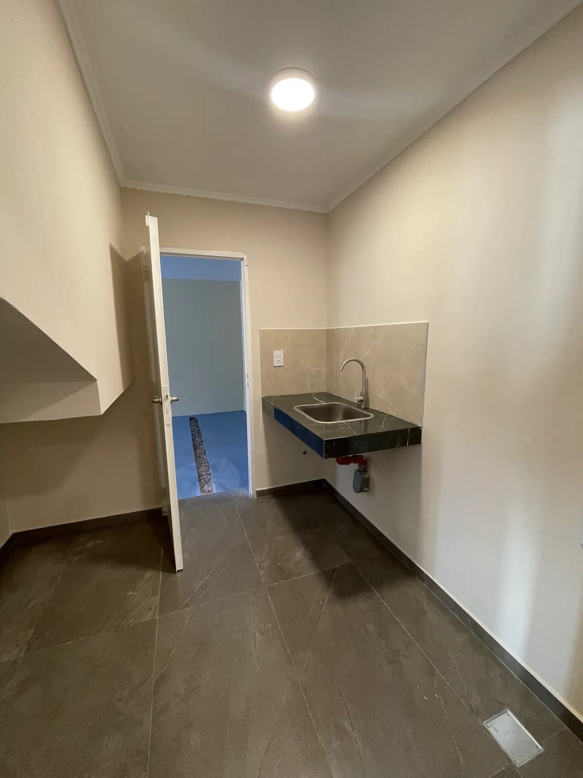 Espacio moderno con pequeña cocineta
