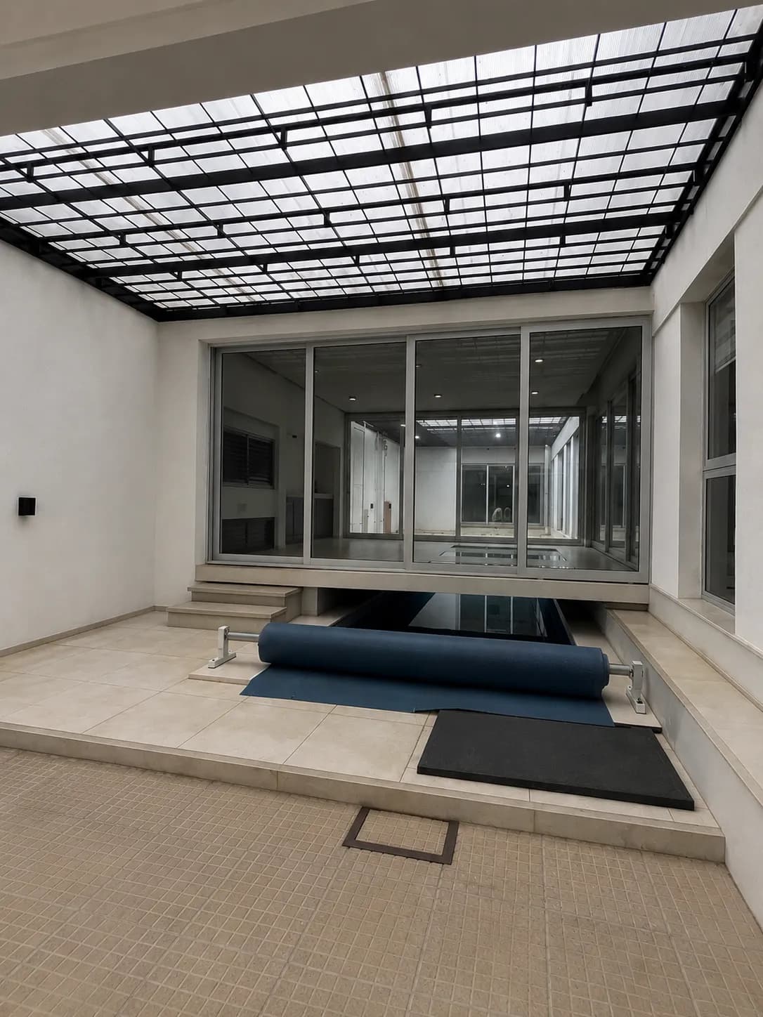 Piscina cubierta en patio moderno