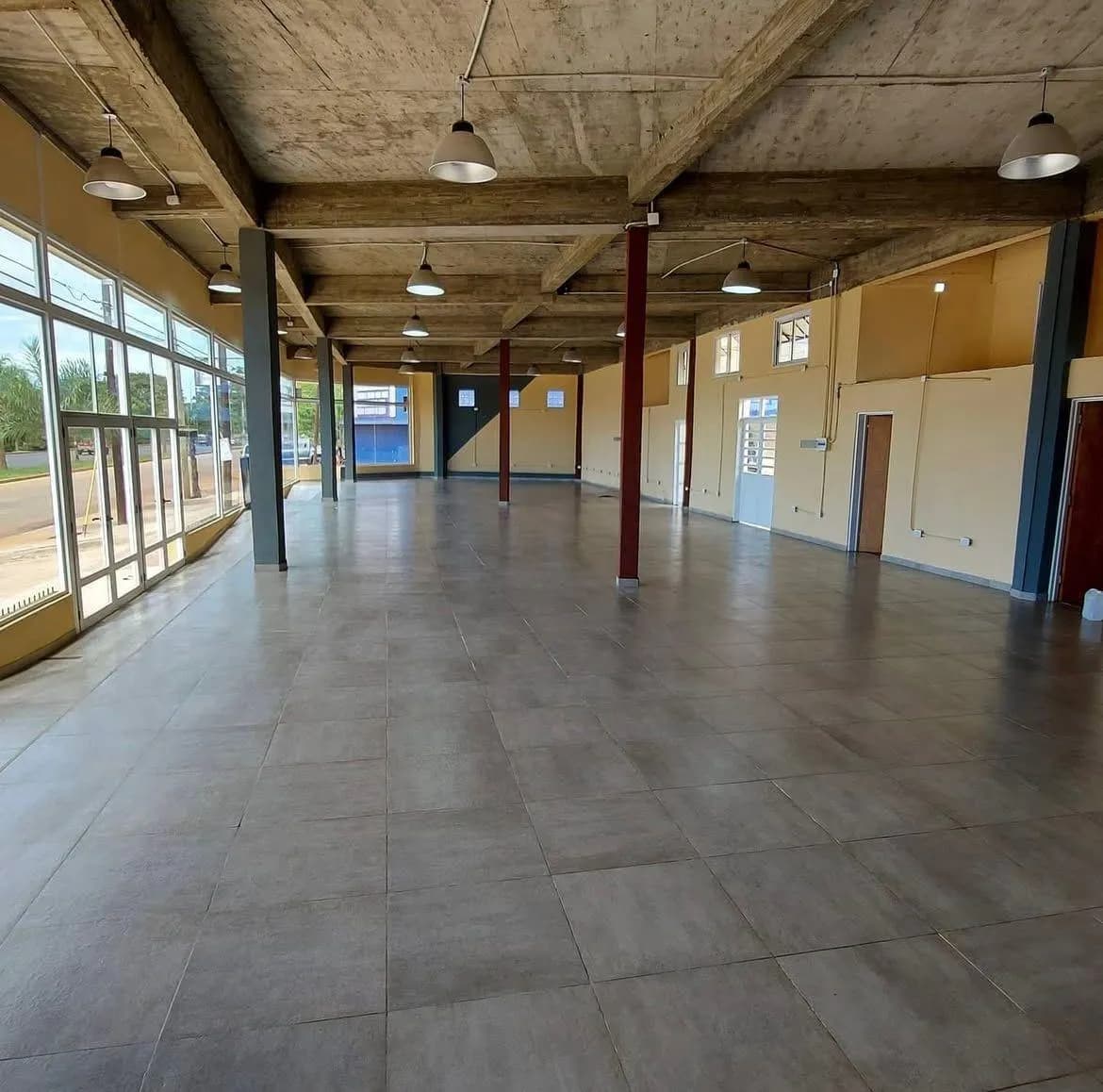 Local de 230m2 en rotonda de Posadas