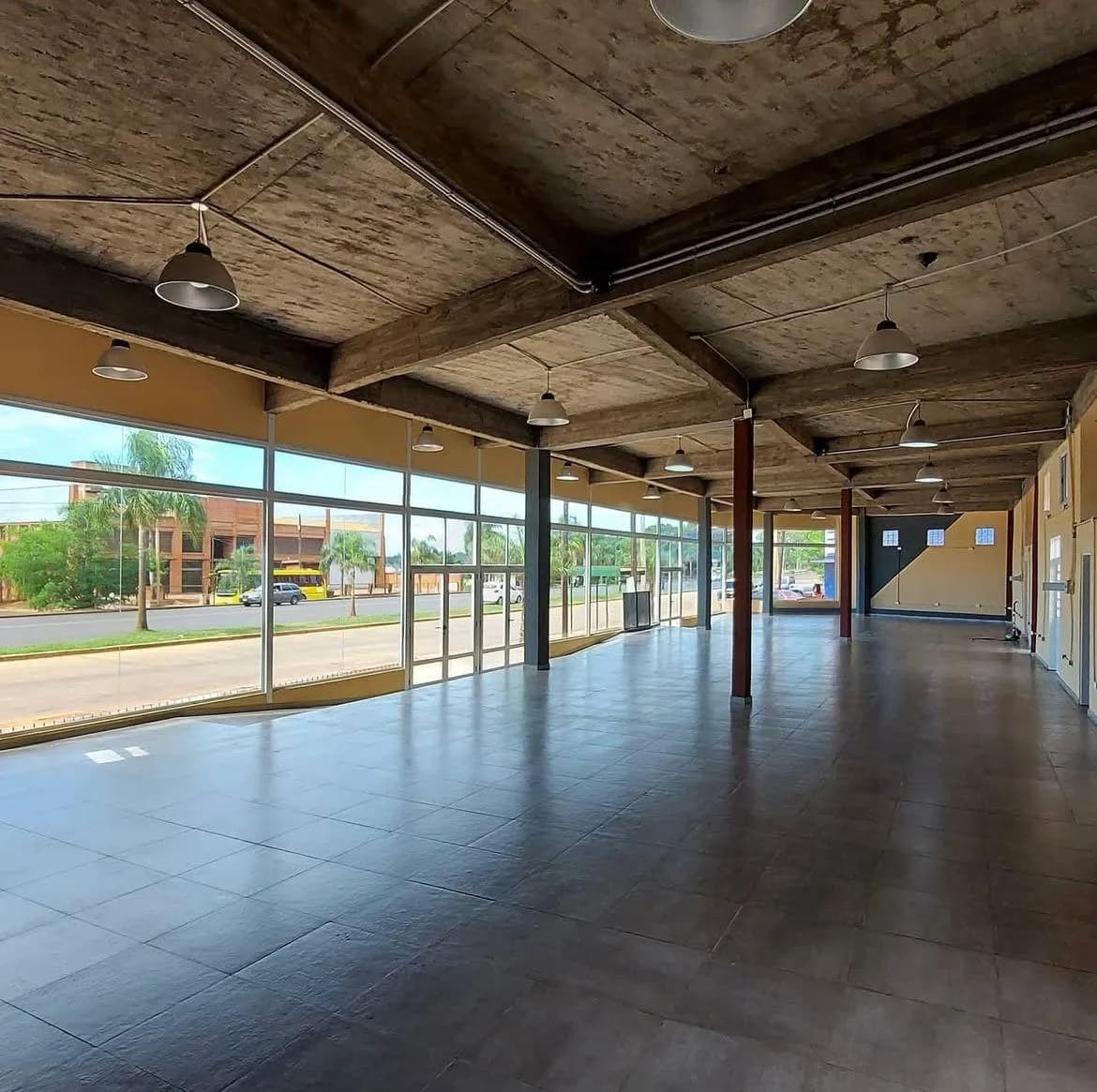 Local de 230m2 en rotonda de Posadas