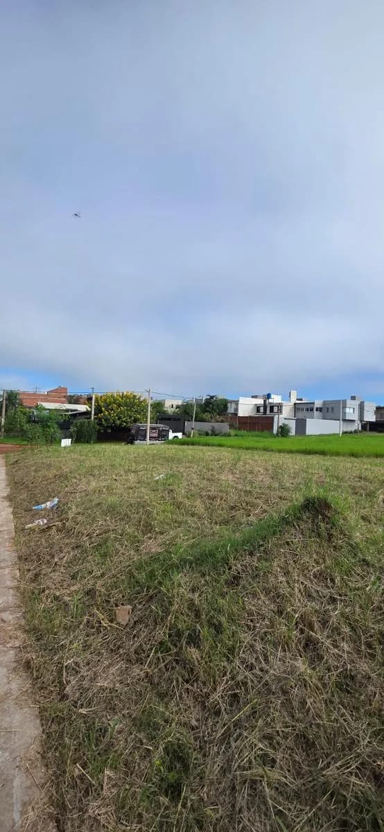 Terreno de 302m2 en Barrio Yvyra Pyta