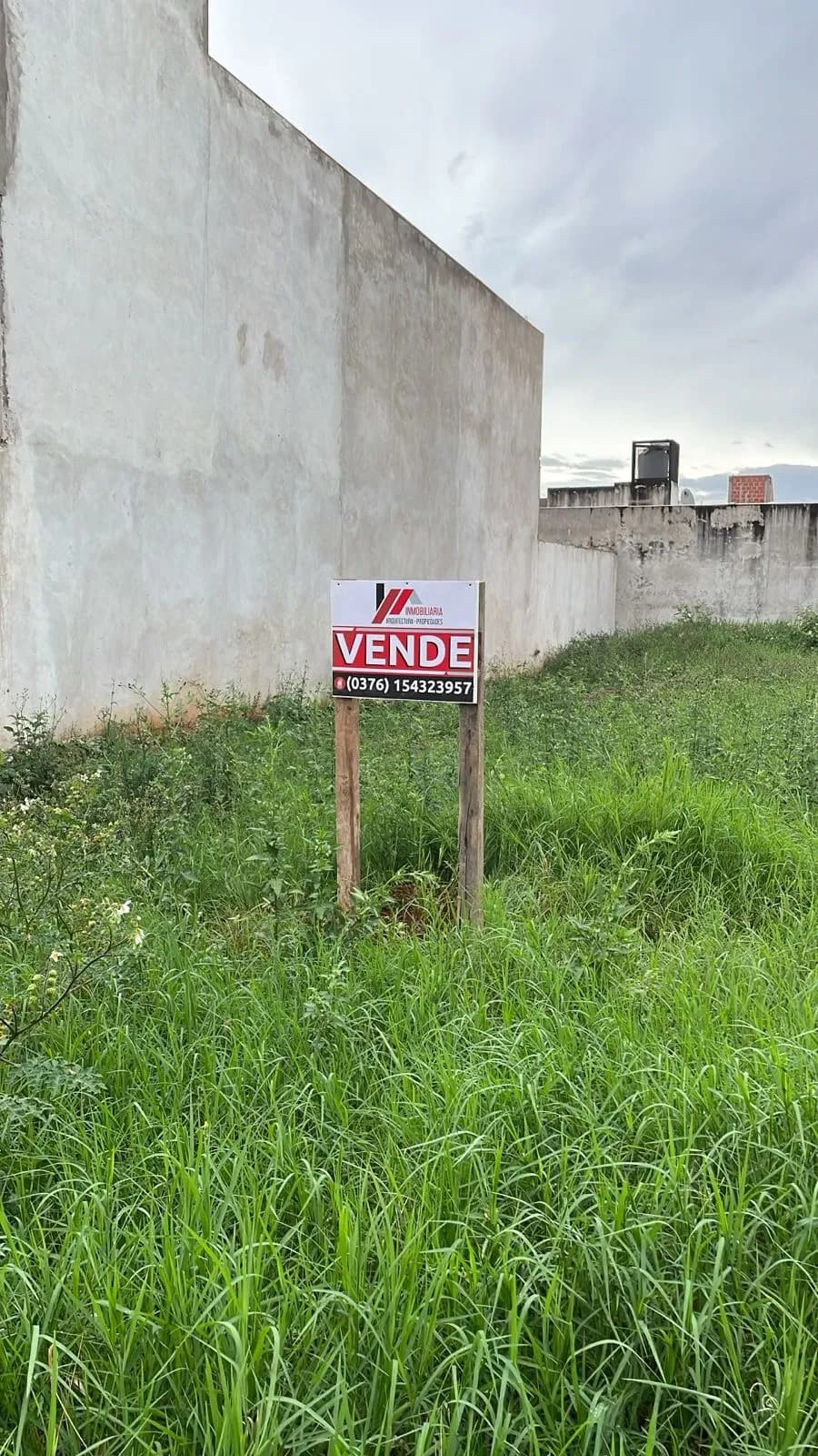 Terreno en venta con cartel inmobiliario