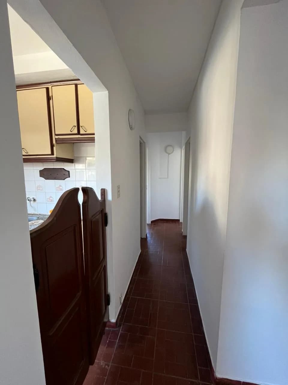 Pasillo con acceso a la cocina