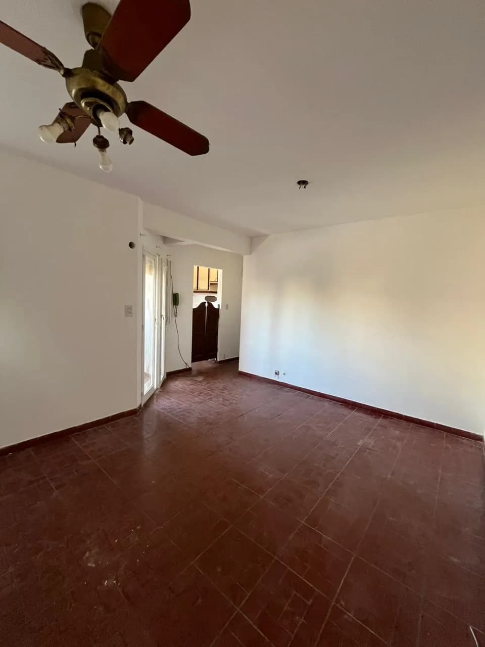 Ambiente vacío con piso cerámico