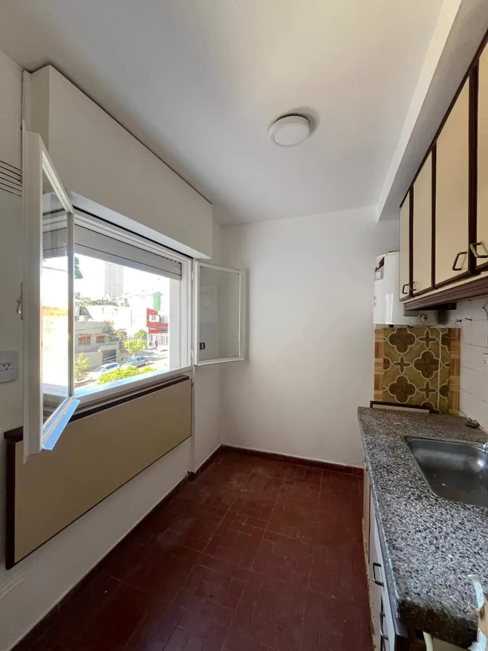 Cocina luminosa con gran ventana