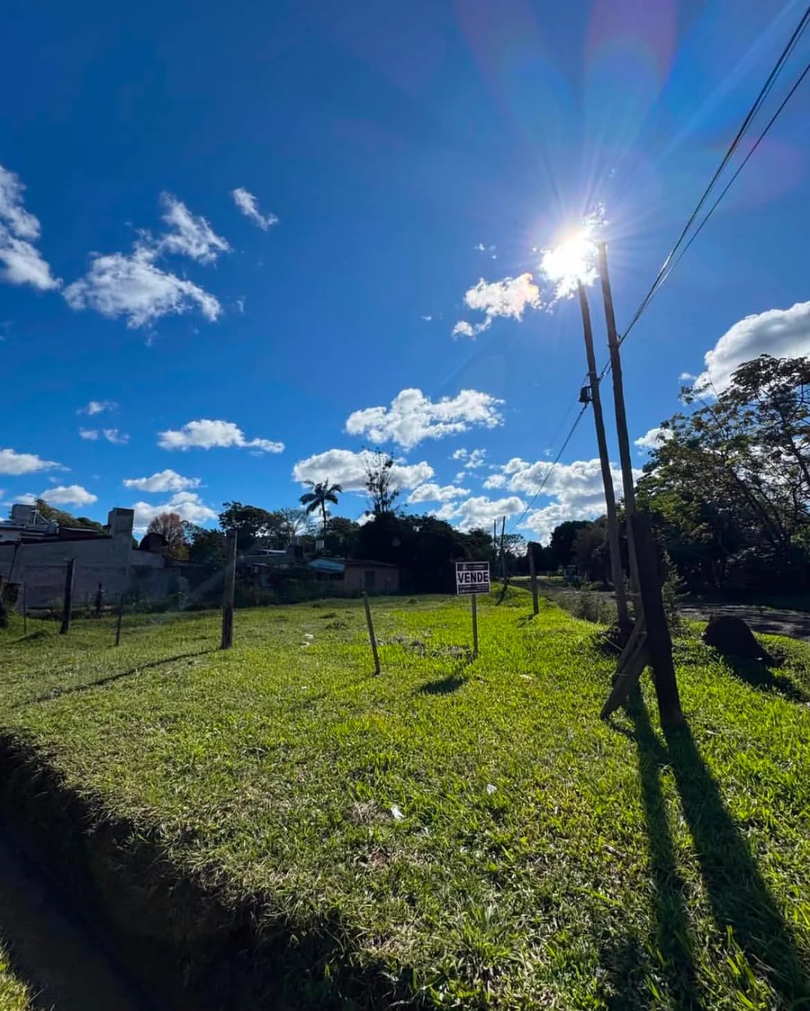 Terreno en venta en día soleado